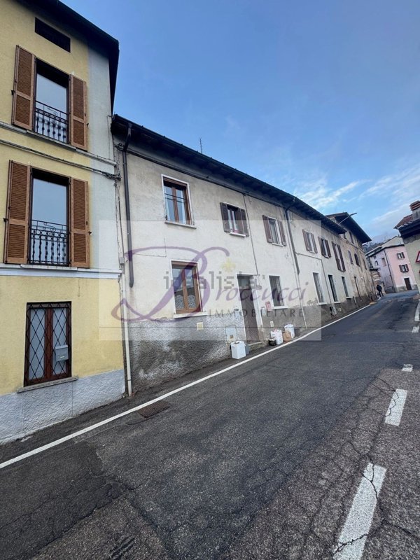 appartamento in vendita a Cuasso al Monte in zona Cuasso al Piano