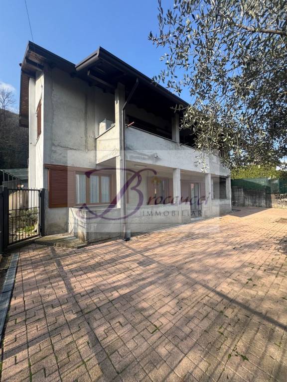 casa indipendente in vendita a Cuasso al Monte in zona Cuasso al Piano