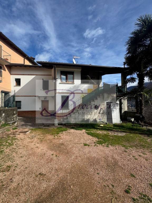 casa indipendente in vendita a Cuasso al Monte in zona Cuasso al Piano