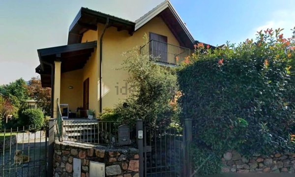 casa indipendente in vendita a Cuasso al Monte