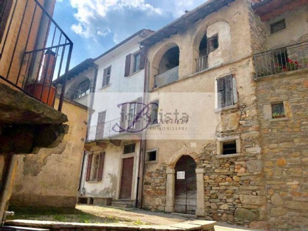 casa semindipendente in vendita a Cuasso al Monte in zona Cuasso al Lago