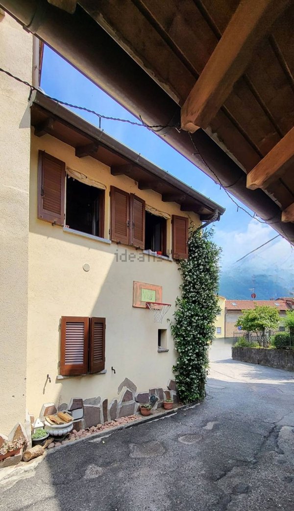 casa semindipendente in vendita a Cuasso al Monte in zona Cuasso al Piano