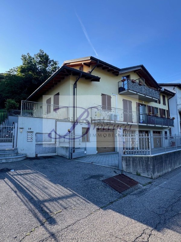 appartamento in vendita a Cuasso al Monte in zona Cuasso al Piano
