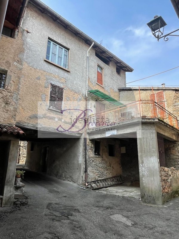 appartamento in vendita a Cuasso al Monte in zona Cuasso al Lago