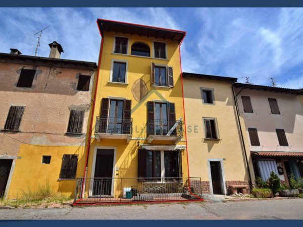 casa indipendente in vendita a Cuasso al Monte