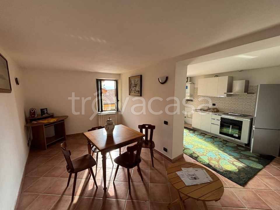 appartamento in vendita a Cuasso al Monte in zona Cuasso al Lago