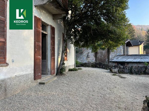 casa indipendente in vendita a Cunardo