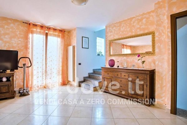 casa indipendente in vendita a Cunardo