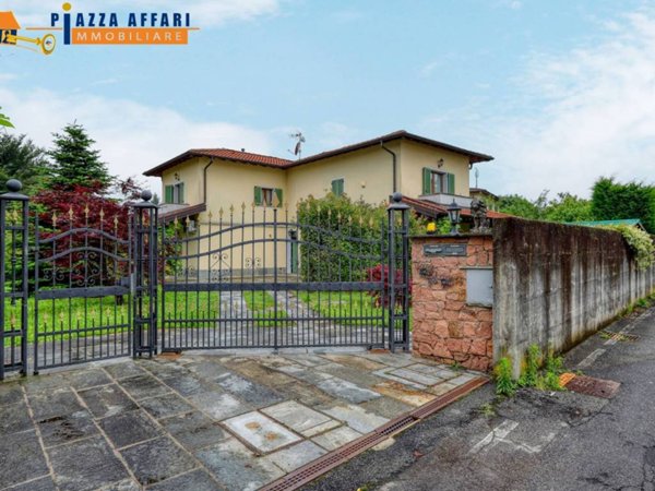 casa indipendente in vendita a Cunardo