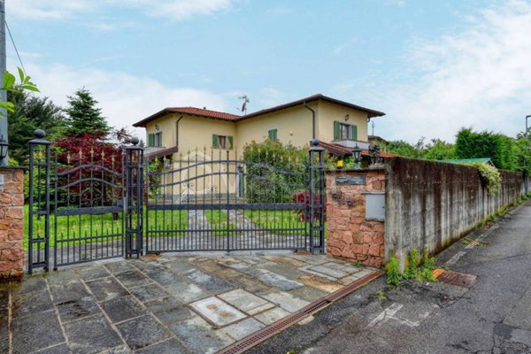 casa indipendente in vendita a Cunardo