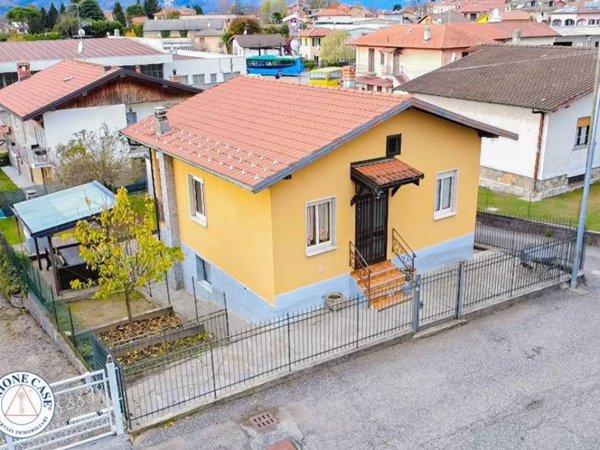 casa indipendente in vendita a Cunardo