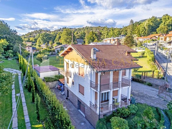 casa indipendente in vendita a Cunardo