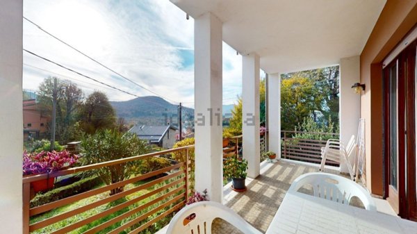 casa indipendente in vendita a Cunardo