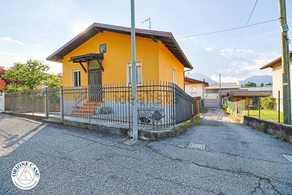 casa indipendente in vendita a Cunardo