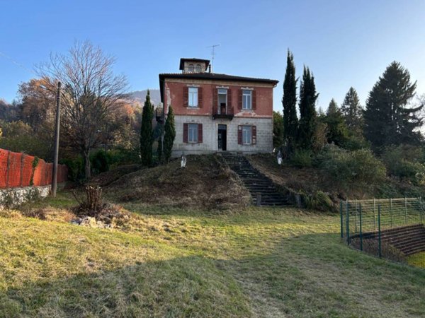 casa indipendente in vendita a Cunardo in zona Riano