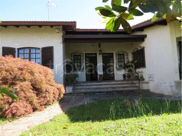 casa indipendente in vendita a Cunardo