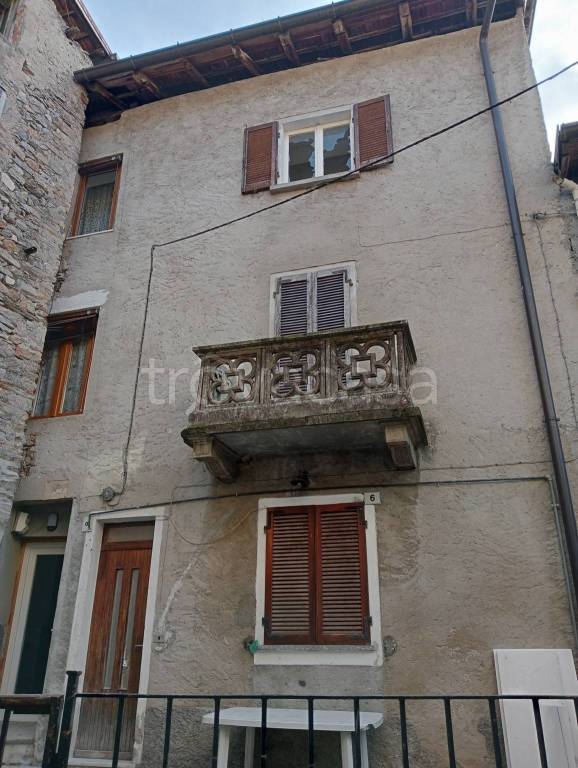casa indipendente in vendita a Cunardo