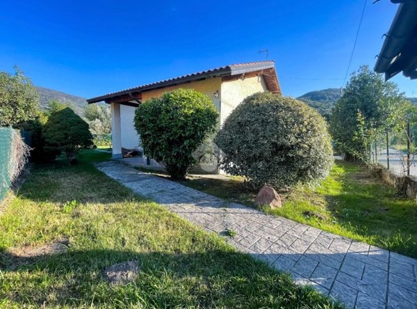 casa indipendente in vendita a Cunardo in zona Camartino