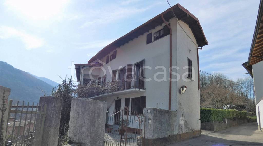 casa indipendente in vendita a Cuveglio in zona Cavona