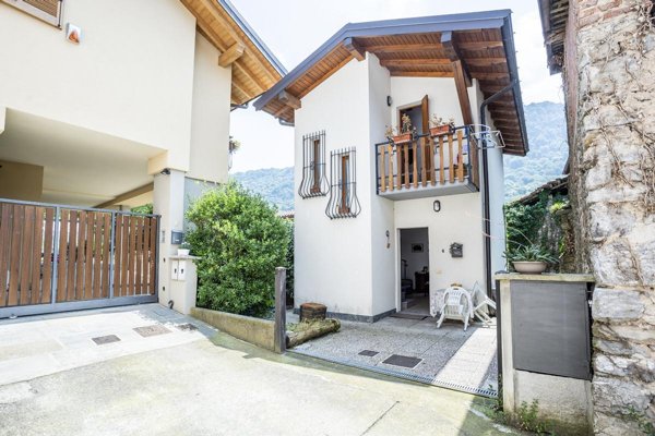 casa indipendente in vendita a Cuveglio