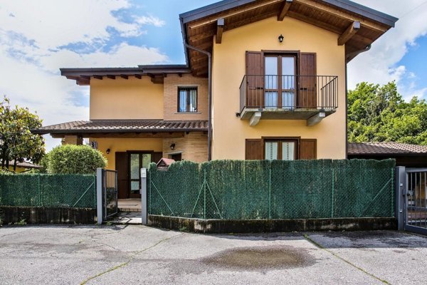 casa indipendente in vendita a Cuveglio