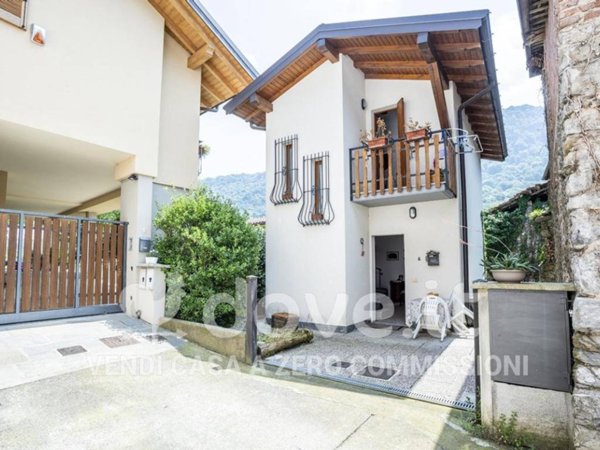 casa indipendente in vendita a Cuveglio in zona Cavona