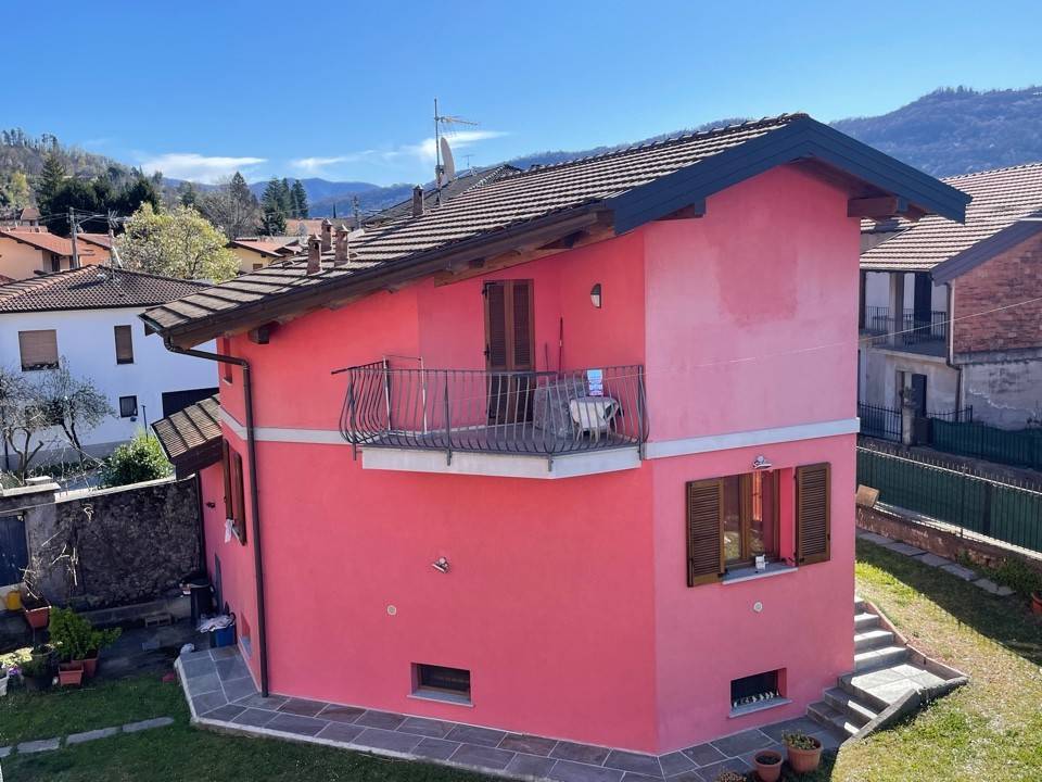 casa indipendente in vendita a Cuveglio in zona Vergobbio