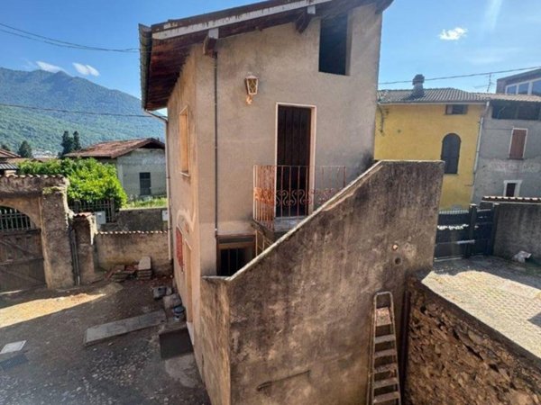 casa indipendente in vendita a Cuveglio in zona Vergobbio