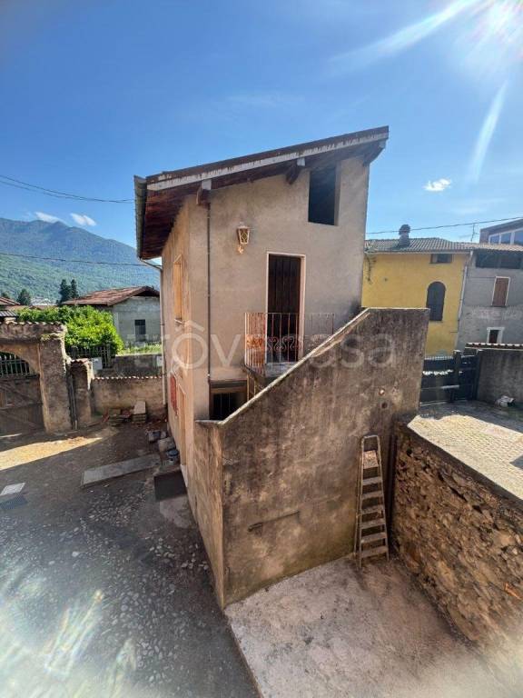 casa indipendente in vendita a Cuveglio in zona Vergobbio