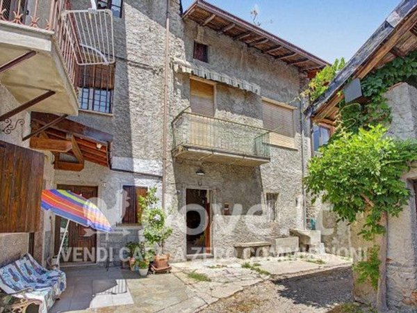 casa indipendente in vendita a Cuveglio in zona Vergobbio