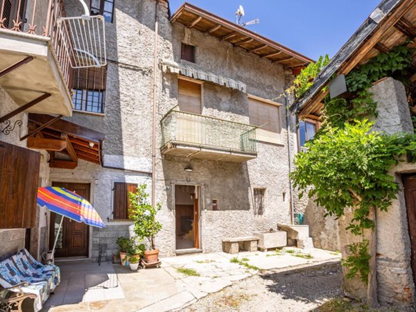 appartamento in vendita a Cuveglio in zona Vergobbio