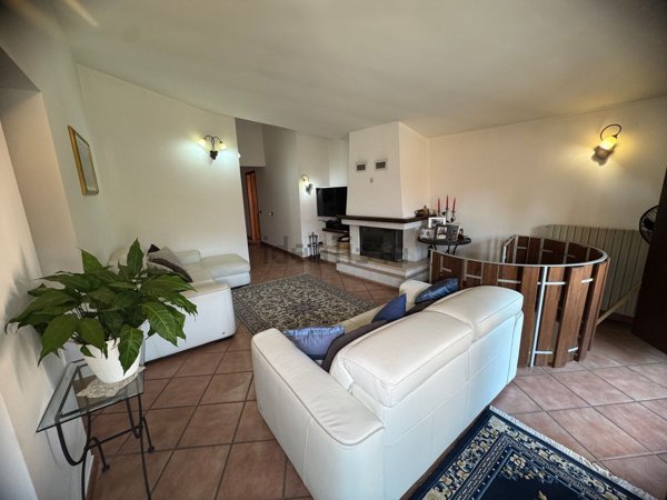 casa indipendente in vendita a Cuveglio in zona Vergobbio