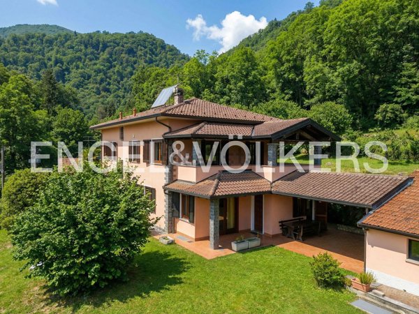 casa indipendente in vendita a Cuveglio in zona Vergobbio