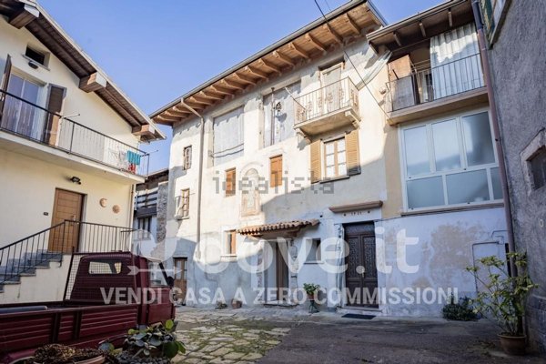 casa indipendente in vendita a Cuvio