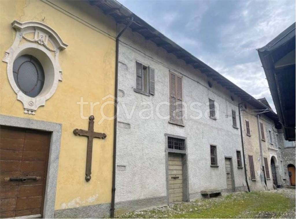 casa semindipendente in vendita a Cuvio