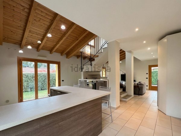 casa indipendente in vendita a Cuvio