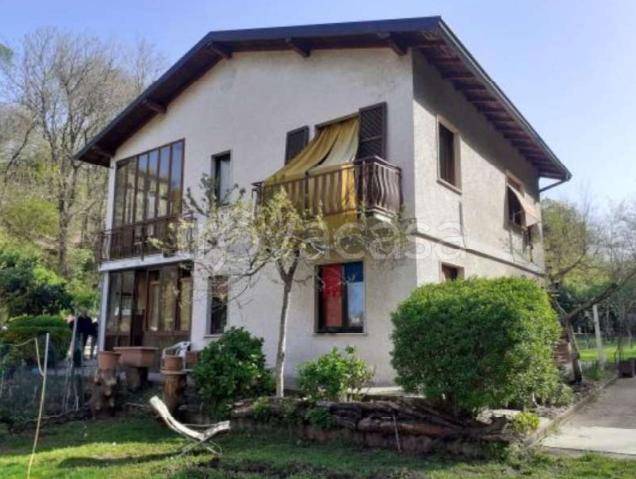 casa indipendente in vendita a Cuvio in zona Comacchio