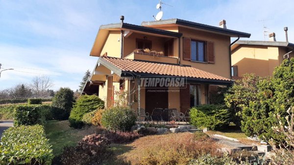 casa indipendente in vendita a Daverio