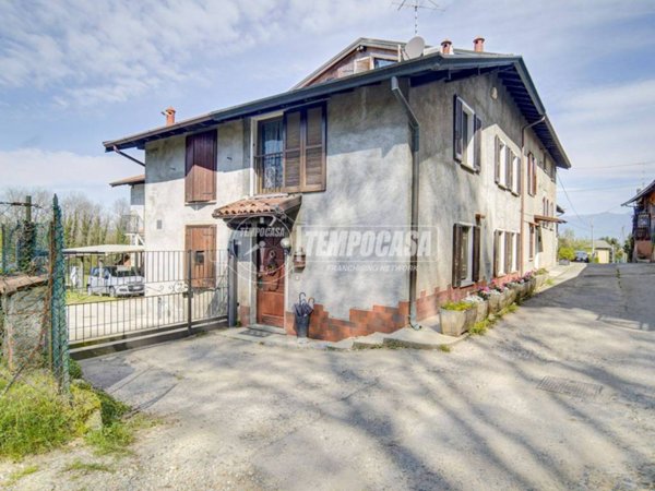 appartamento in vendita a Daverio in zona Dobbiate