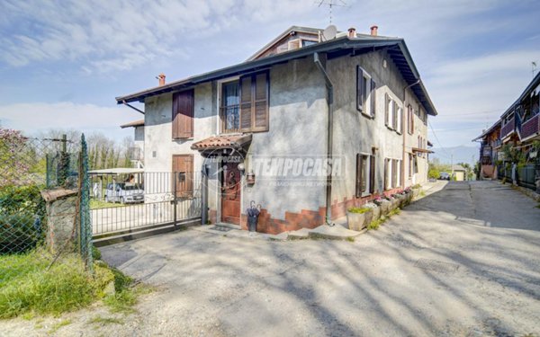 appartamento in vendita a Daverio in zona Dobbiate