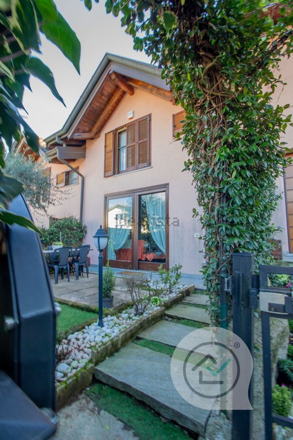 casa indipendente in vendita a Daverio