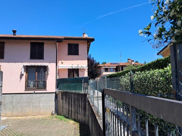 casa indipendente in vendita a Daverio in zona Dobbiate