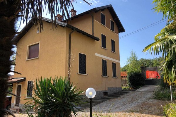 casa indipendente in vendita a Dumenza in zona Due Cossani