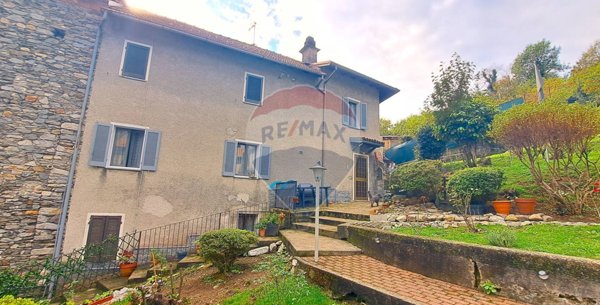 casa indipendente in vendita a Dumenza in zona Due Cossani