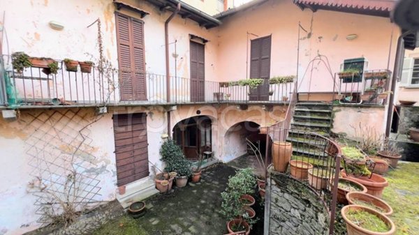 appartamento in vendita a Dumenza in zona Runo