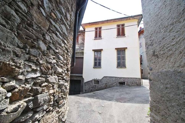 appartamento in vendita a Dumenza in zona Runo