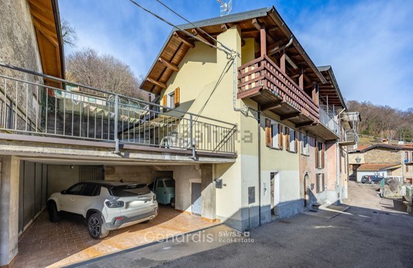 casa semindipendente in vendita a Dumenza in zona Due Cossani