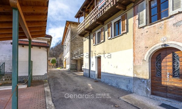 casa semindipendente in vendita a Dumenza in zona Due Cossani