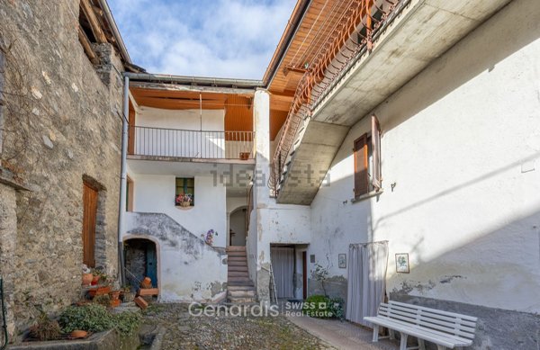 appartamento in vendita a Dumenza in zona Due Cossani