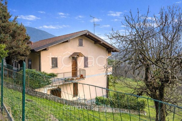 casa indipendente in vendita a Dumenza in zona Runo